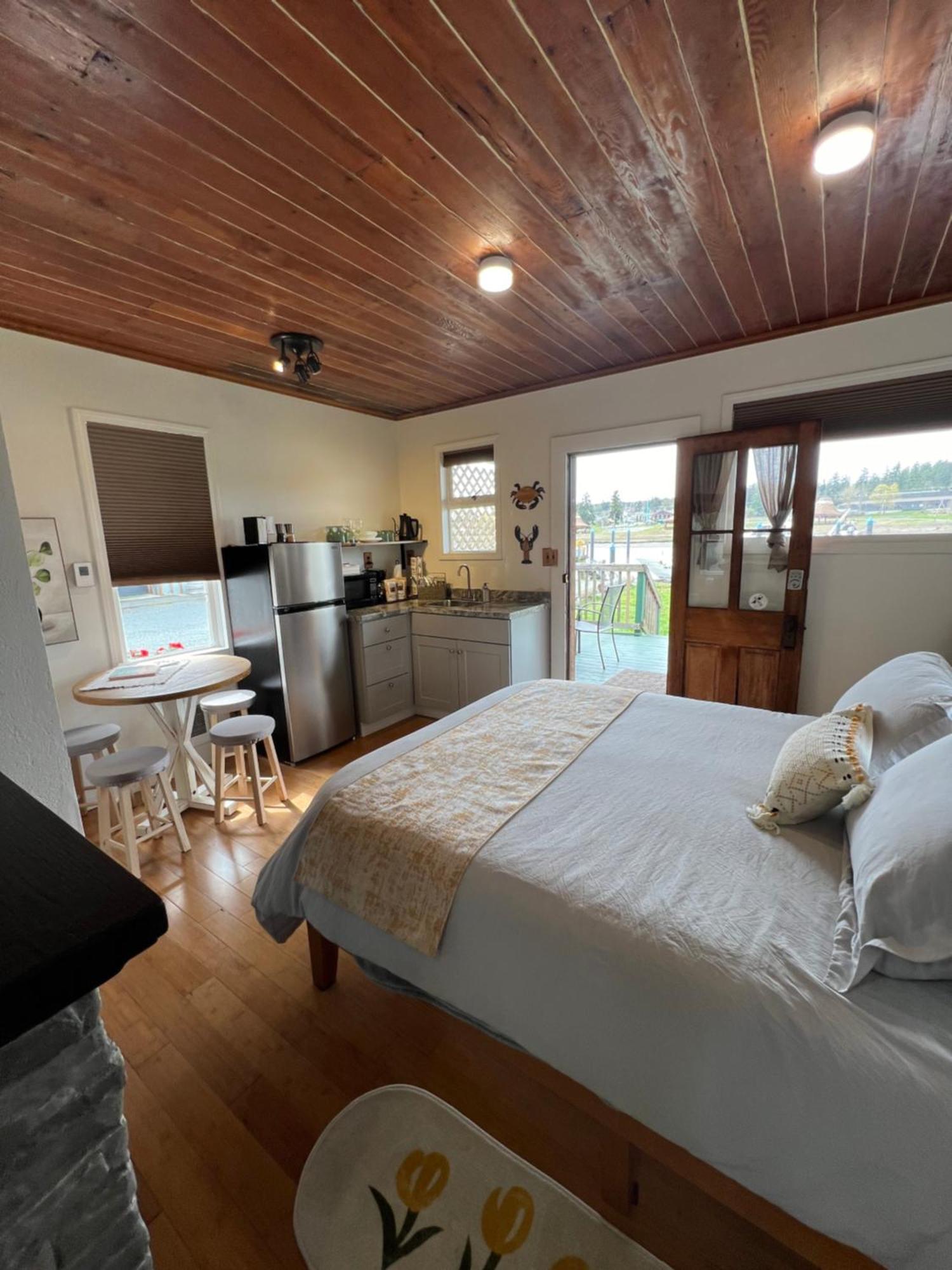 Bridge Tender Shack With Hot Tub On Deck