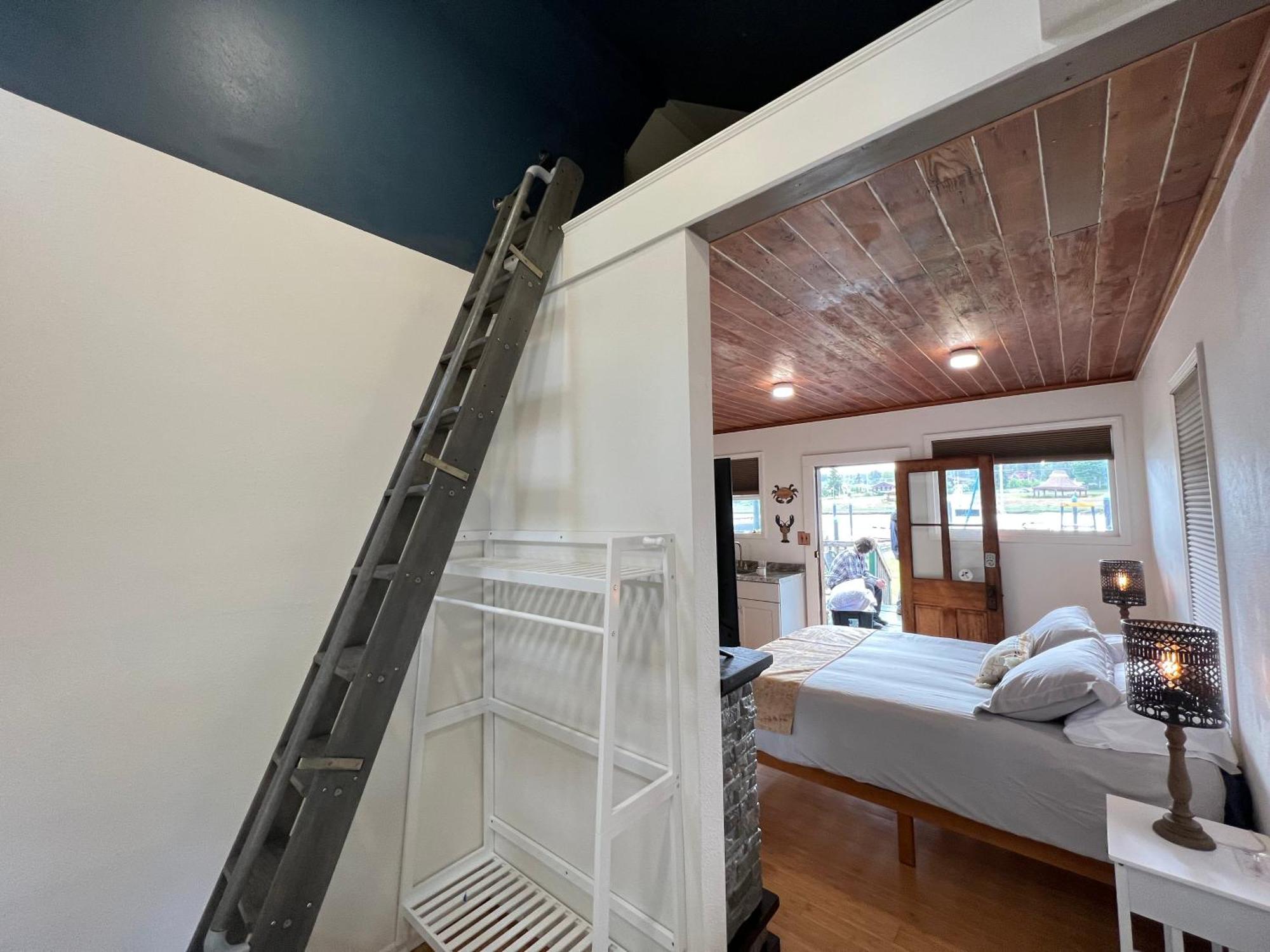 Bridge Tender Shack With Hot Tub On Deck Holiday home *