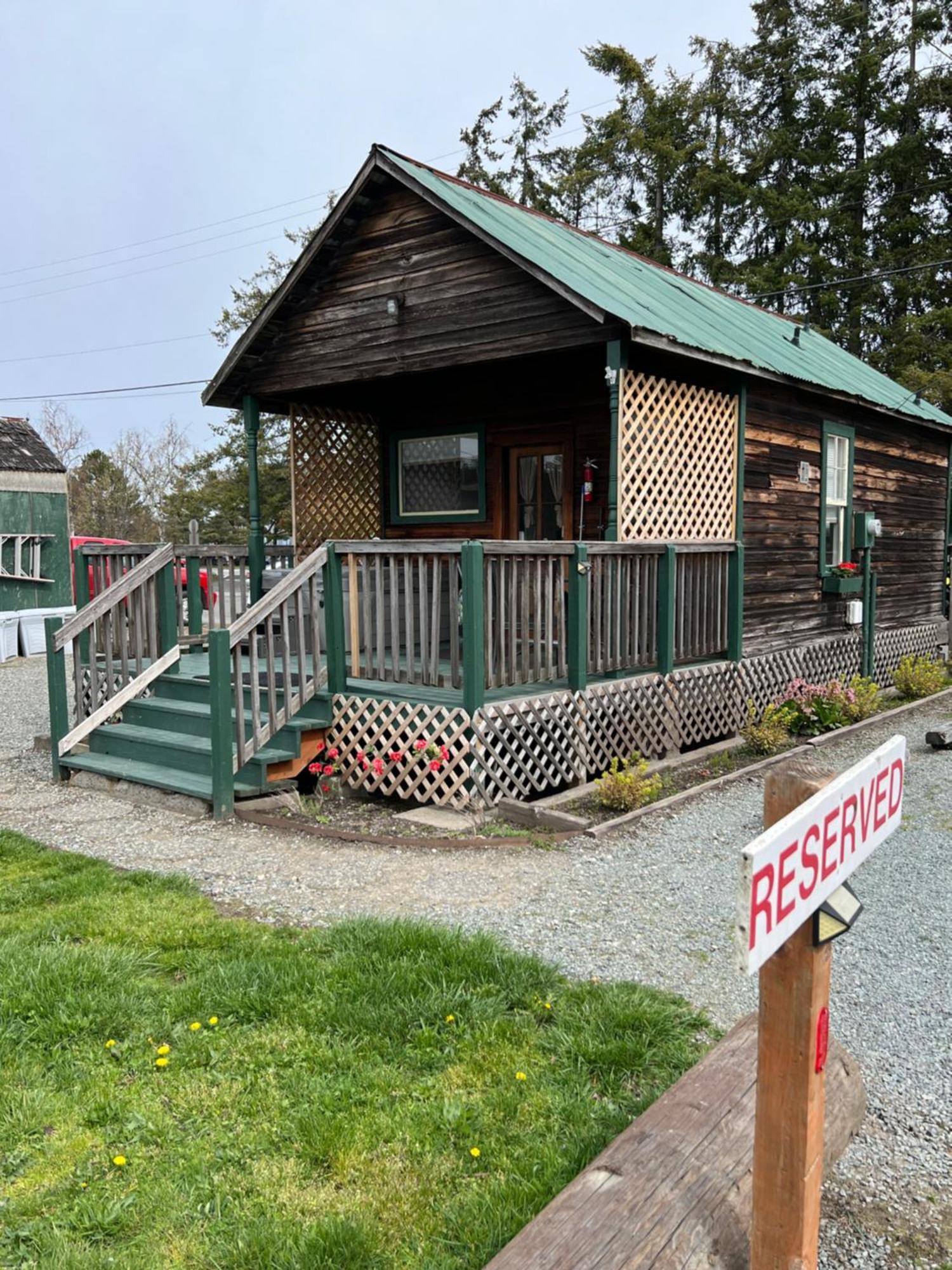 Bridge Tender Shack With Hot Tub On Deck Holiday home La Conner