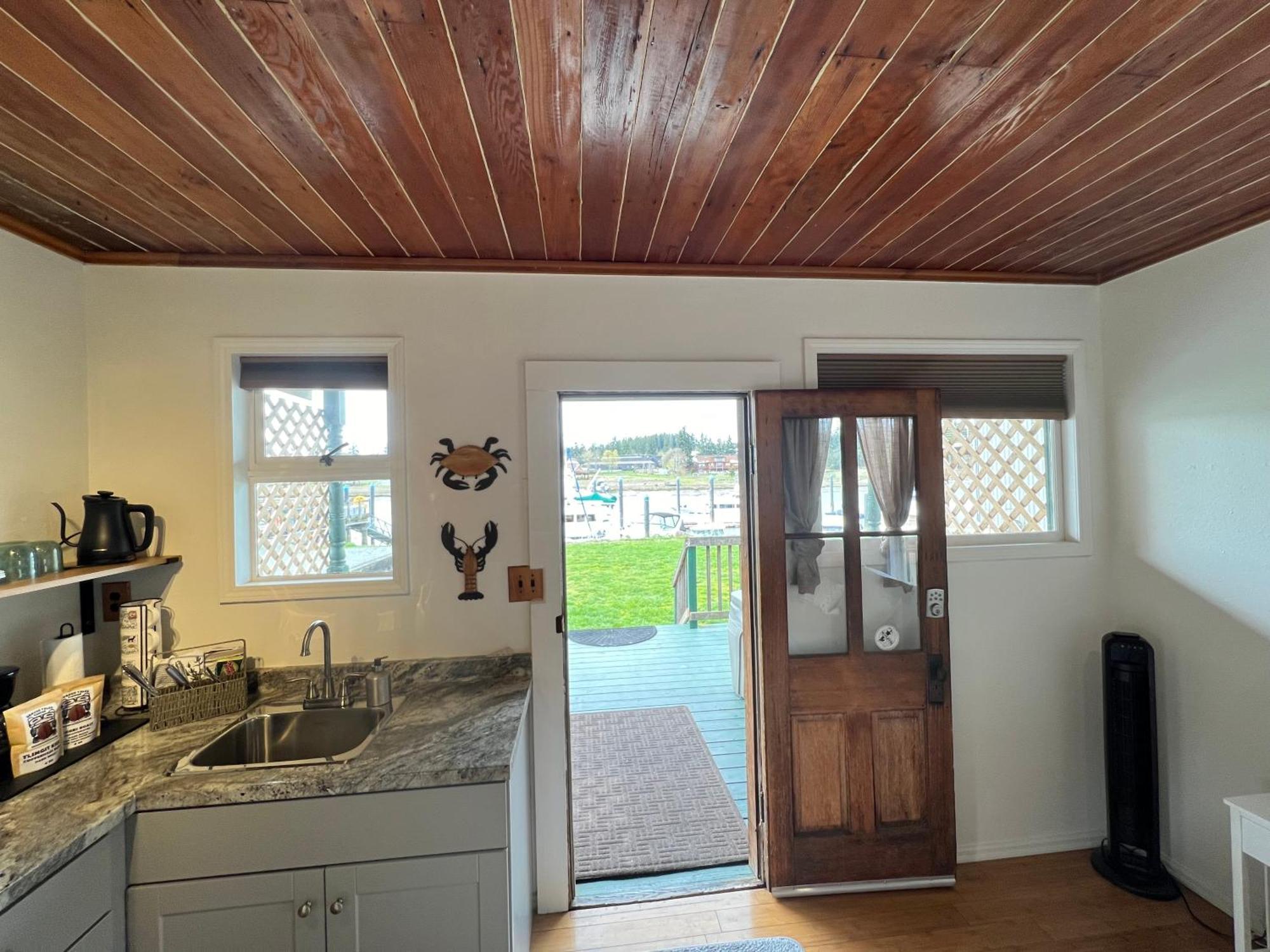 Bridge Tender Shack With Hot Tub On Deck *