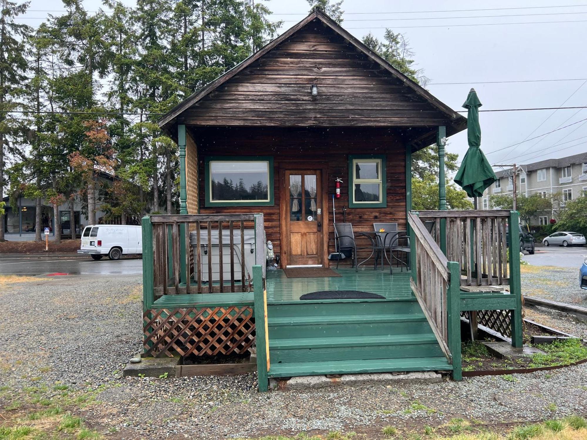 Bridge Tender Shack With Hot Tub On Deck Holiday home
