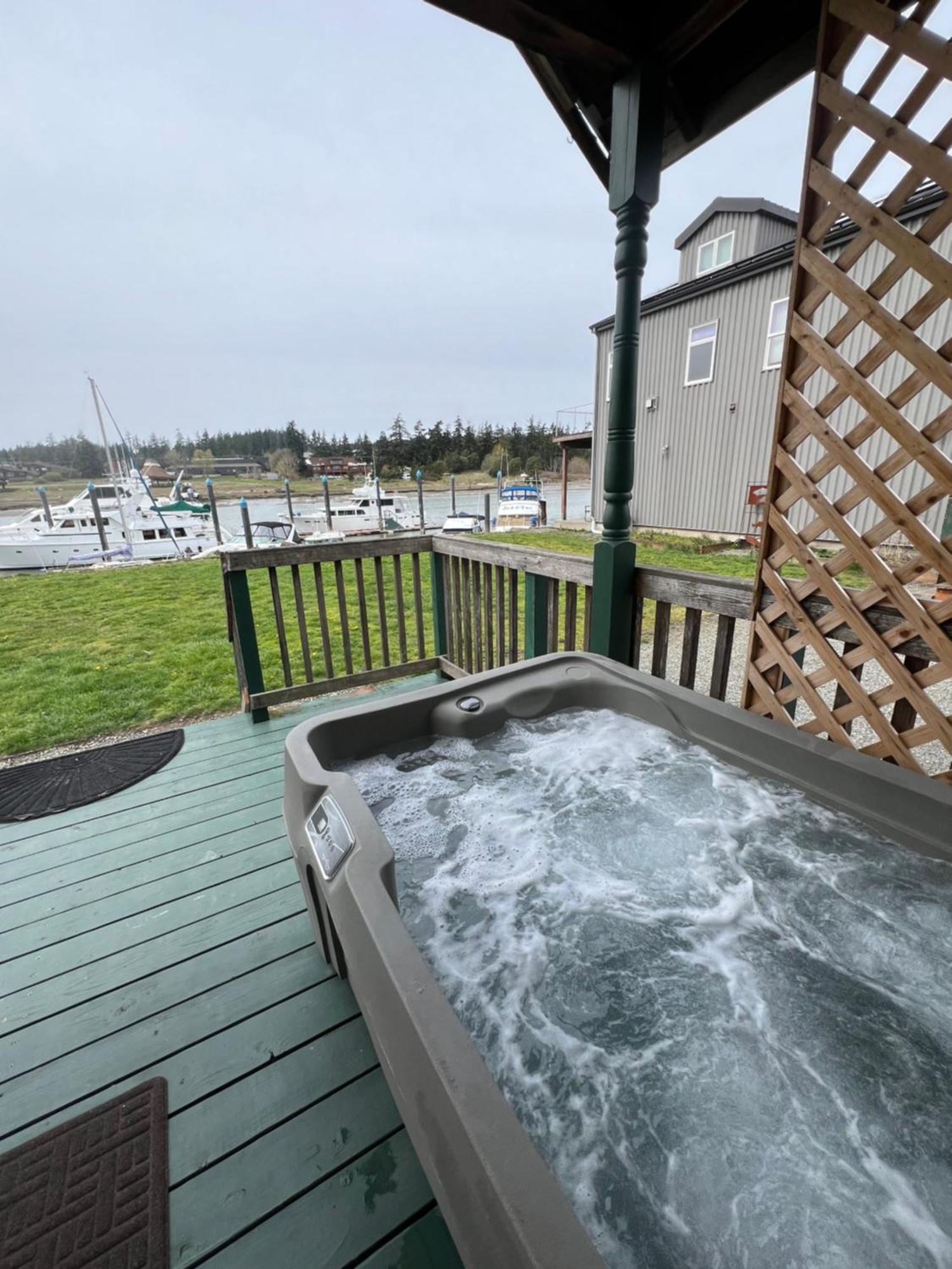 Bridge Tender Shack With Hot Tub On Deck La Conner