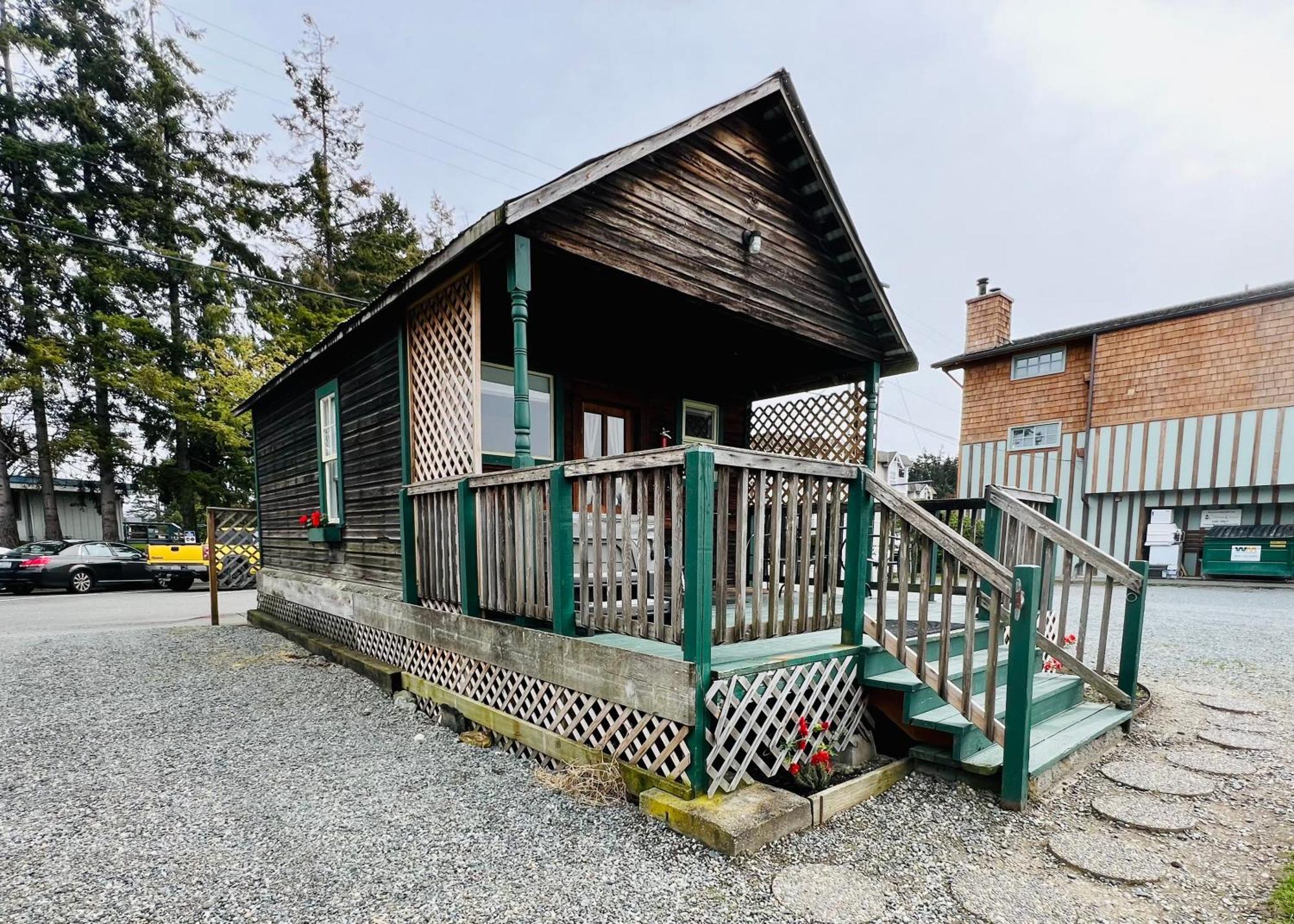 Bridge Tender Shack With Hot Tub On Deck