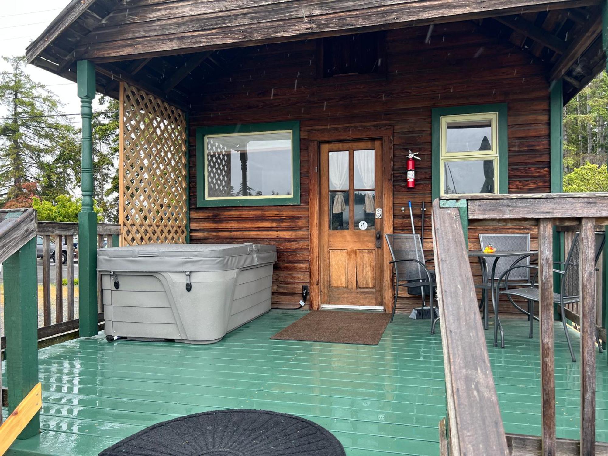Bridge Tender Shack With Hot Tub On Deck Holiday home
